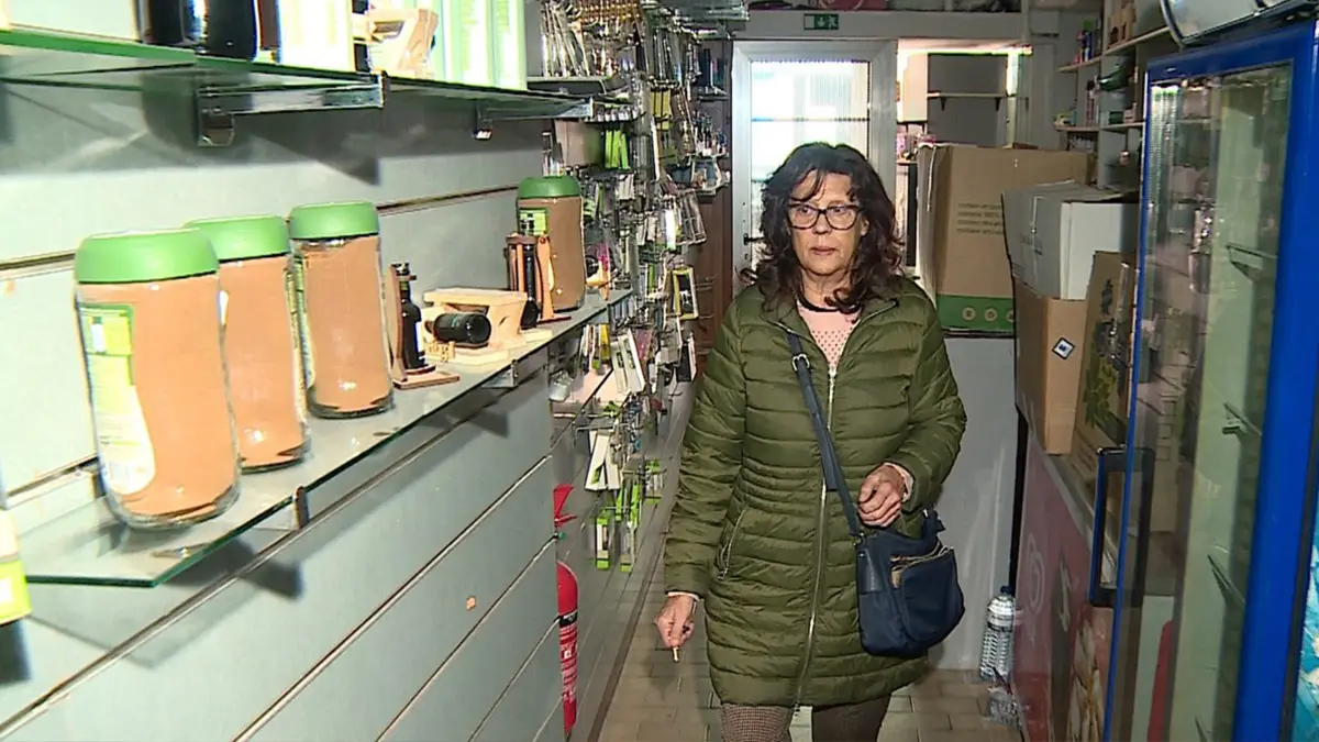 "Isto mata-me por dentro": Mulher obrigada a atravessar loja de conveniência para entrar em casa