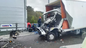 Read more about the article Camionista de 50 anos morre em violenta colisão entre dois camiões na Feira