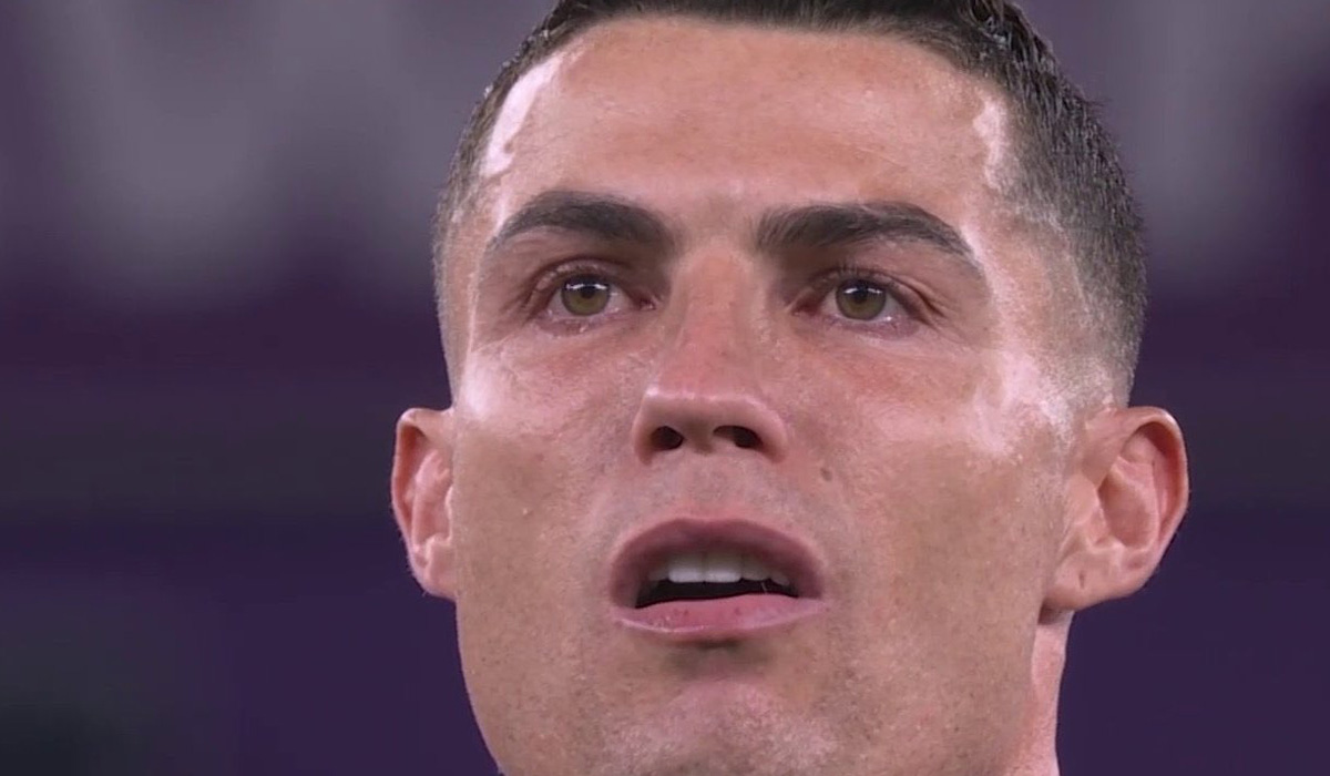Cristiano Ronaldo chora a cantar o hino nacional