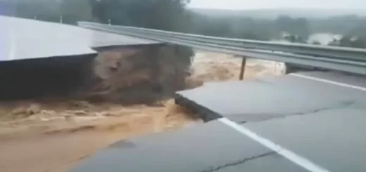 Riacho com corrente forte devido às cheias destrói estrada em Elvas