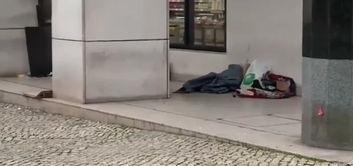 Sem-abrigo encontrado morto na rua, em Lisboa