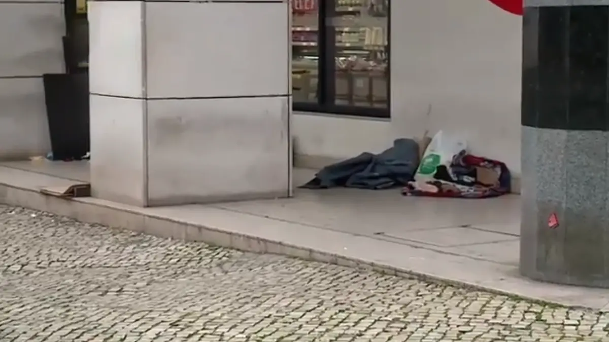 Sem-abrigo encontrado morto na rua, em Lisboa