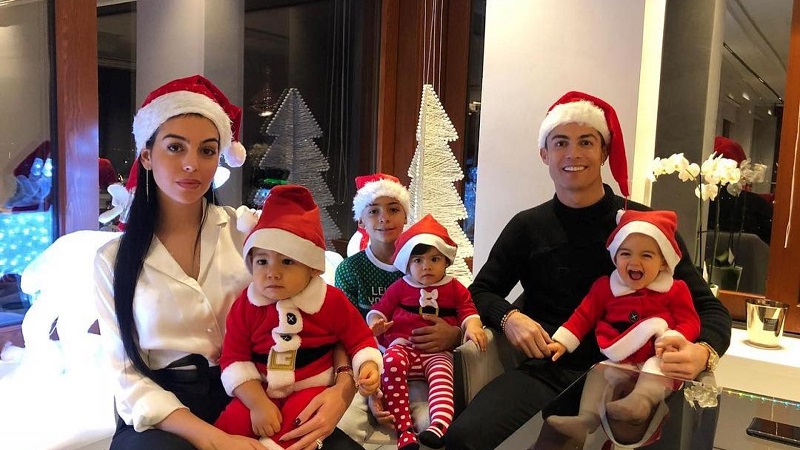 Read more about the article Cristiano Ronaldo rejeita 500 milhões de euros em prol de viver com a família em Portugal