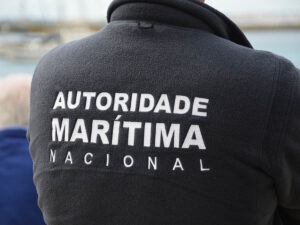 Read more about the article Autoridades encontram corpo em uma área rochosa na ilha da Madeira. Suspeita-se que pertença ao jovem que havia caído no mar.