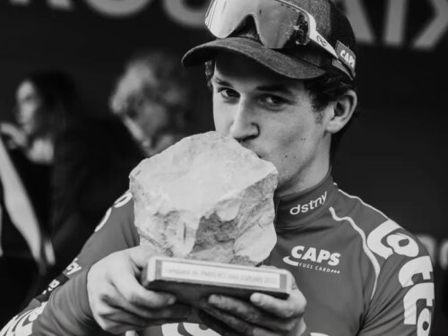 Read more about the article 🚴‍♂️Tragédia no ciclismo: Ciclista belga Tijl De Decker falece aos 22 anos após acidente em treino