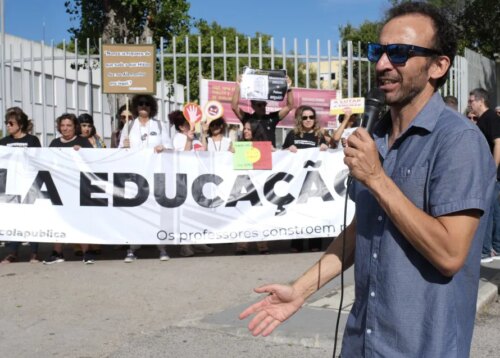 Read more about the article Professores e trabalhadores das escolas dão início a uma semana de greve a partir de hoje