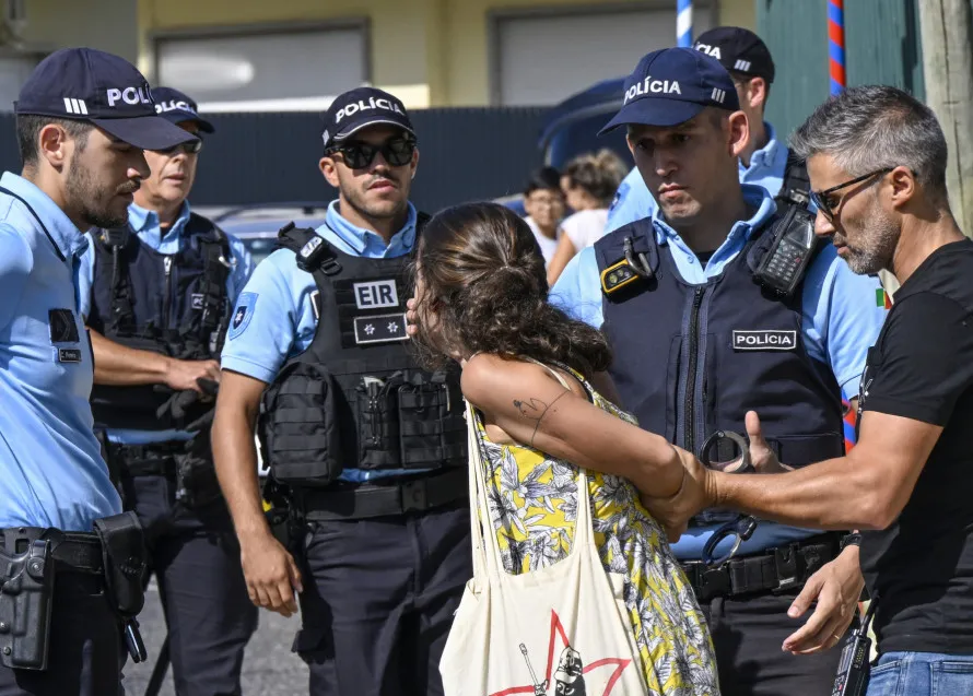 Read more about the article Detida uma pessoa e dezenas de ativistas: As imagens da manifestação pelo clima em Portugal