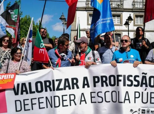 Read more about the article Apoio massivo dos portugueses aos professores e desacordo com o Governo