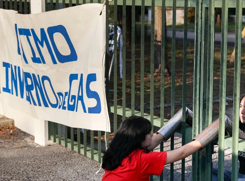 Read more about the article Ativistas climáticos bloqueiam entrada do Conselho de Ministros: protesto por um futuro sustentável