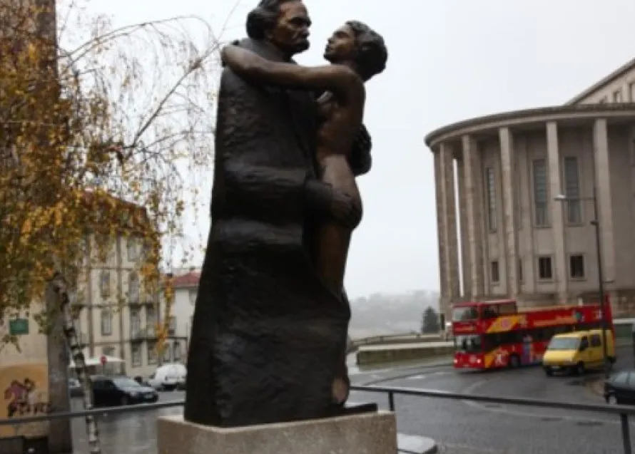 Read more about the article Rui Moreira vai mesmo retirar estátua de Camilo: “Considerada feia e de mau gosto”