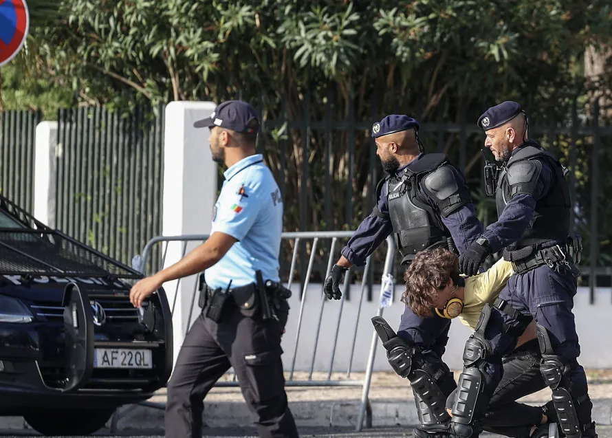 Read more about the article Ativistas unem-se em Oeiras em apoio aos colegas detidos: uma demonstração de solidariedade