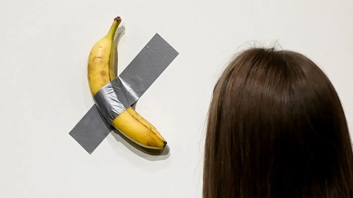 Read more about the article Obra de arte polémica de Cattelan com banana colada vai a leilão por um milhão