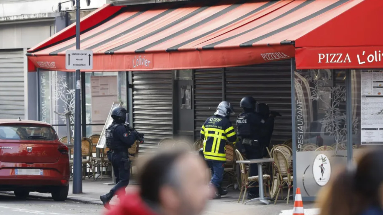 Read more about the article Homem faz funcionários reféns em restaurante e mobiliza grande operação policial