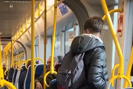 Read more about the article Homem faz propaganda política no metro em alta voz