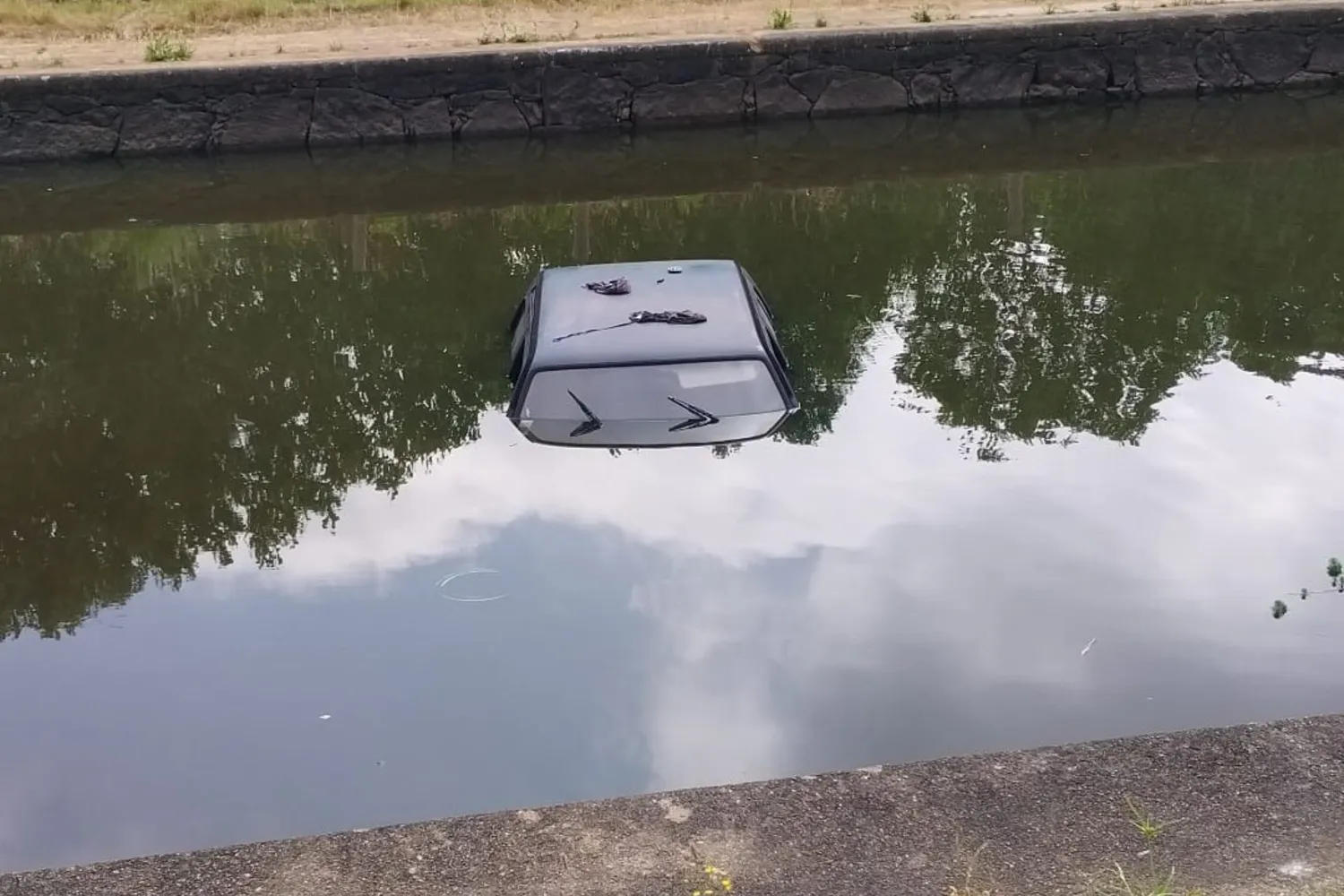 Read more about the article Carro encontrado submerso