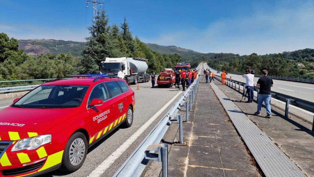 Read more about the article Cinco bombeiros feridos após despiste de viatura
