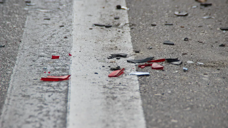 Read more about the article Choque brutal entre motociclo e caravana